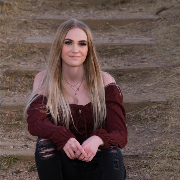 Meet your Posher, Lauren - Picture 3 of 4